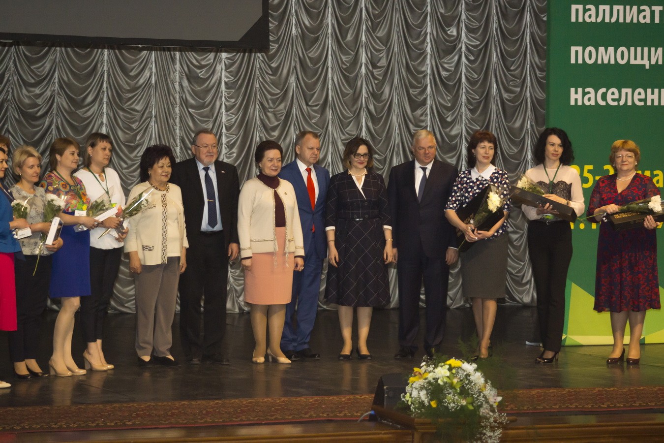 и участники конкурса принимают поздравления